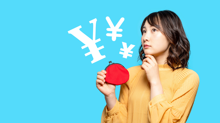 財布を持つ女性